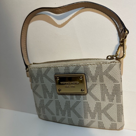 Michael Kors, leather wristlet; Brand new/no tags stylish,lightweight, durable - Picture 9 of 11